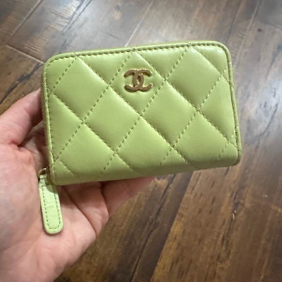 Chanel green zip around wallet - Picture 1 of 6